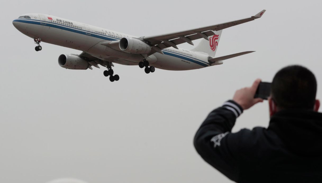 https://wips.plug.it/cips/notizie.virgilio.it/cms/2026/05/incidente-aereo-cina-1.jpg