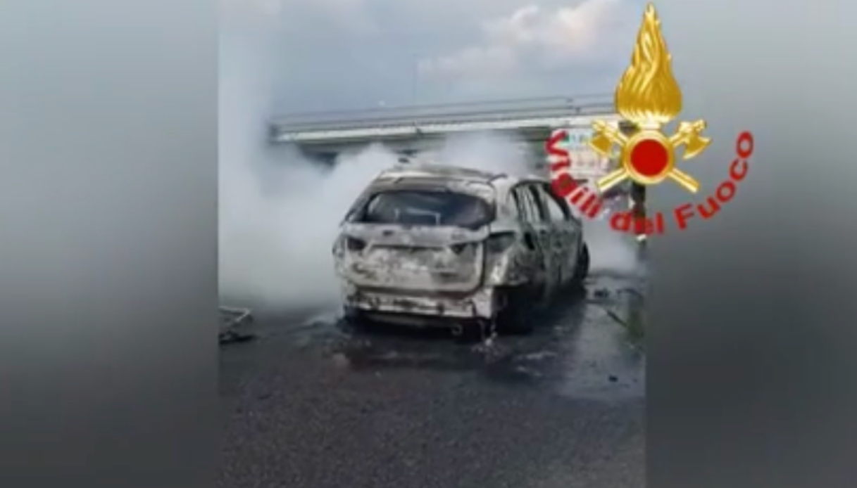 https://wips.plug.it/cips/notizie.virgilio.it/cms/2026/05/incidente-auto-fuoco-a4.jpg
