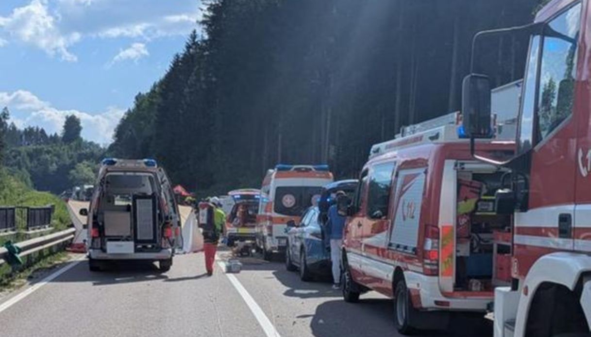 incidente a brunico sulla ss49 un morto e feriti gravi nel tamponamento a catena coinvolto un minibus da Virgilio.it incidente a brunico sulla ss49 un morto e feriti gravi nel tamponamento a catena coinvolto un minibus