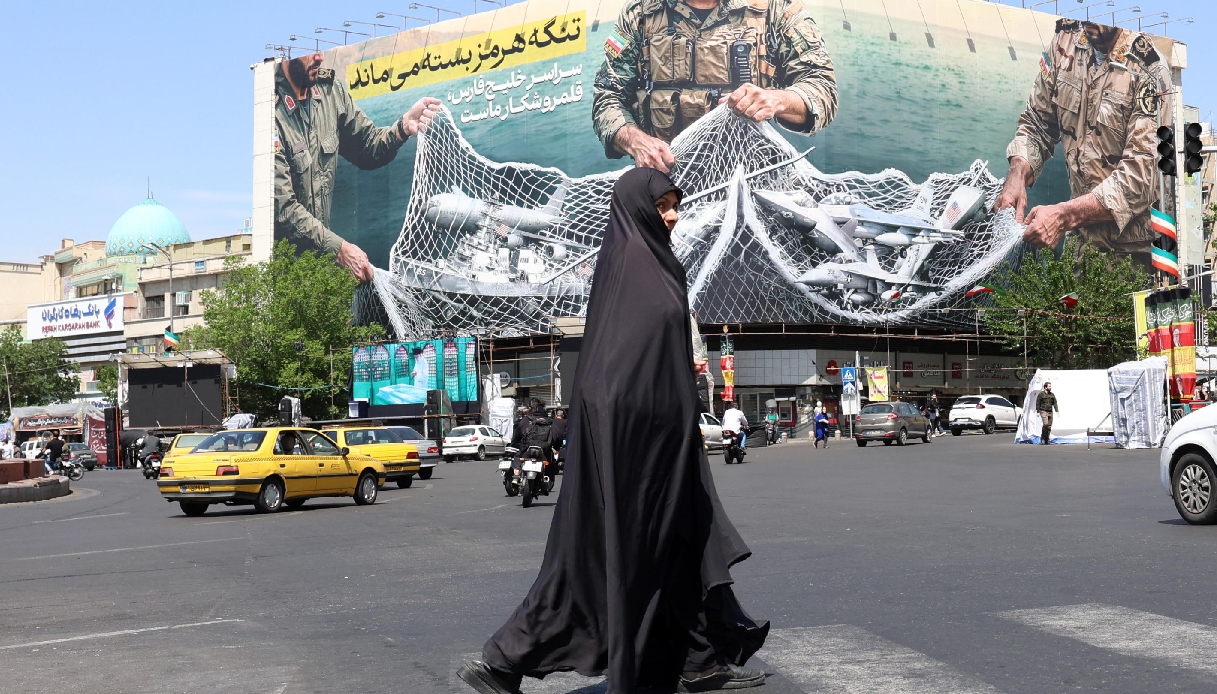 La superpetroliera Huge rompe l'assedio di Hormuz: Teheran evita il 'tank top' con tagli alla produzione e stoccaggi di fortuna — image 5