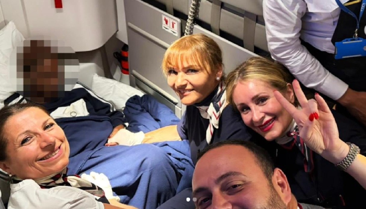 https://wips.plug.it/cips/notizie.virgilio.it/cms/2026/05/ita-airways-bambino-nato-volo-dakar-roma.jpg