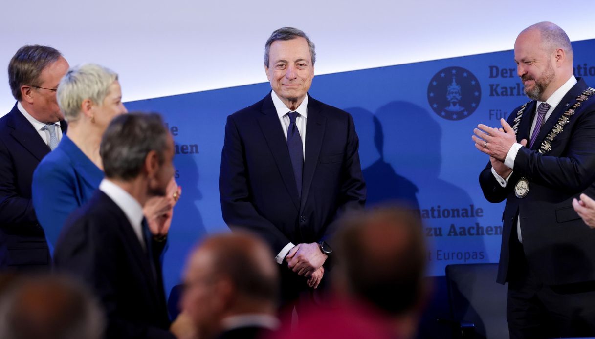 https://wips.plug.it/cips/notizie.virgilio.it/cms/2026/05/mario-draghi-premio-carlo-magno.jpg