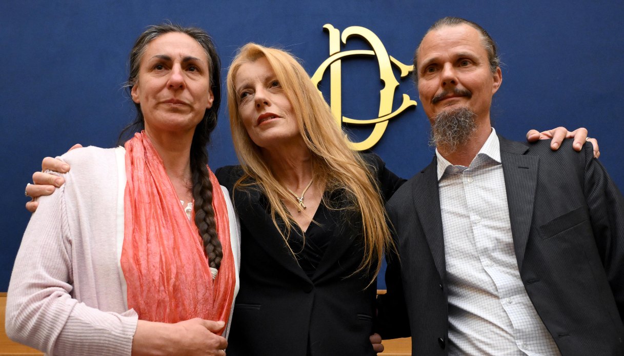 https://wips.plug.it/cips/notizie.virgilio.it/cms/2026/05/michela-vittoria-brambilla-famiglia-nel-bosco.jpg