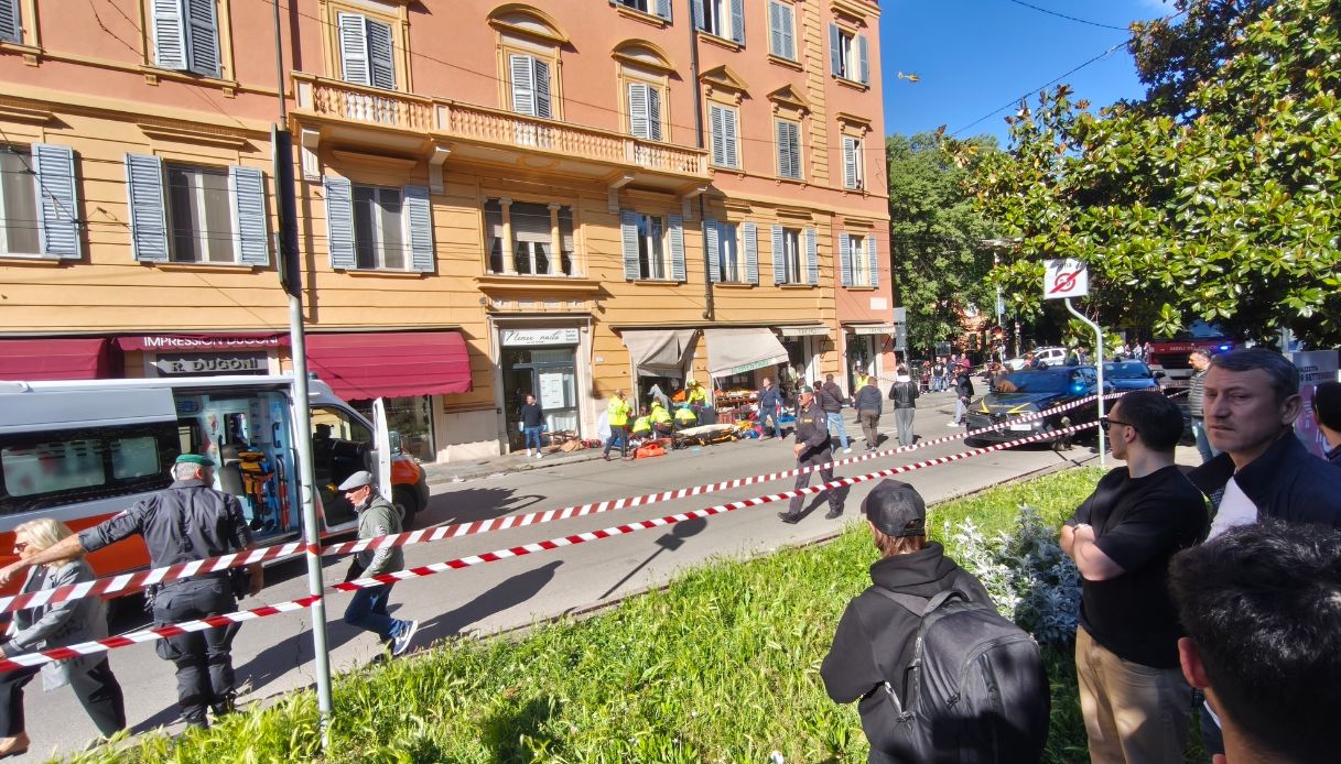 https://wips.plug.it/cips/notizie.virgilio.it/cms/2026/05/modena-auto-folla-attentato.jpg