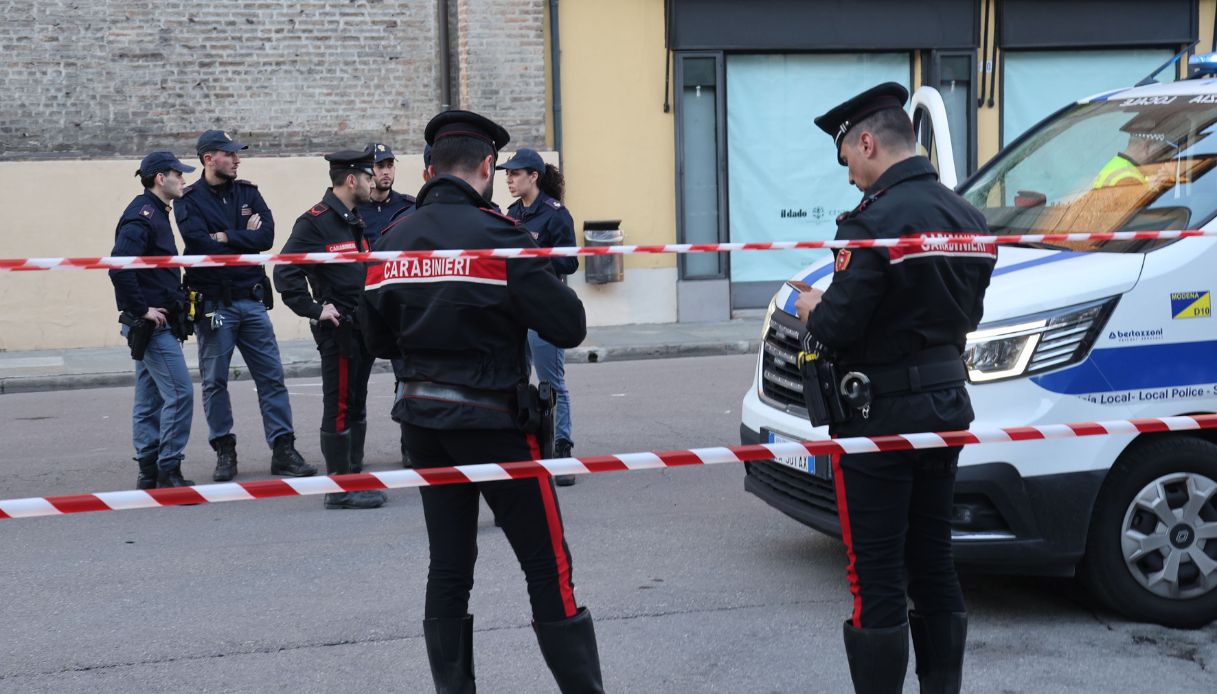 https://wips.plug.it/cips/notizie.virgilio.it/cms/2026/05/modena-auto-folla-pedoni-el-koudri.jpg