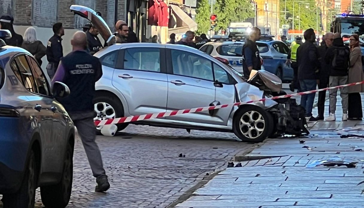 https://wips.plug.it/cips/notizie.virgilio.it/cms/2026/05/modena-auto-folla-reazioni-politica-1.jpg