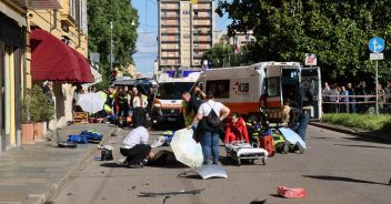 auto sulla folla a Modena