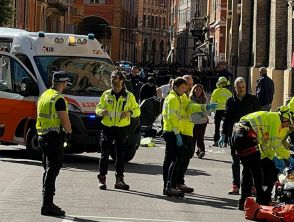 Investe pedoni e accoltella un passante a Modena, le foto di via Emilia teatro del gesto folle