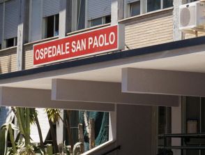 Colpita dal marito con le forbici a Napoli, riesce a fuggire nonostante le ferite a petto, gamba e schiena