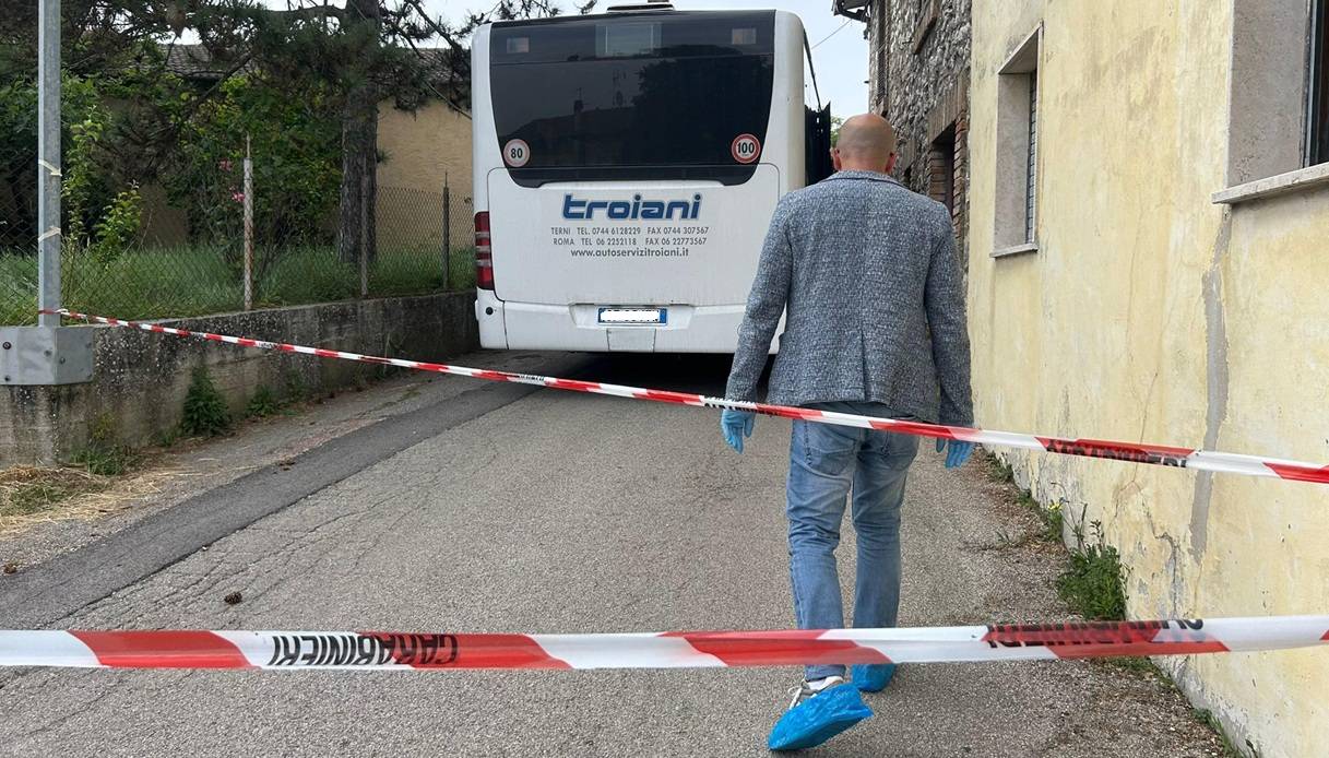 https://wips.plug.it/cips/notizie.virgilio.it/cms/2026/05/moglie-martellate-bus-stroncone.jpg
