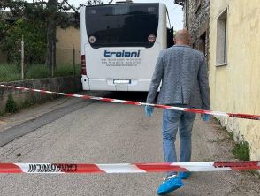 Prende la moglie a martellate sul bus a Stroncone, fermato al bar: si era tolto il braccialetto elettronico