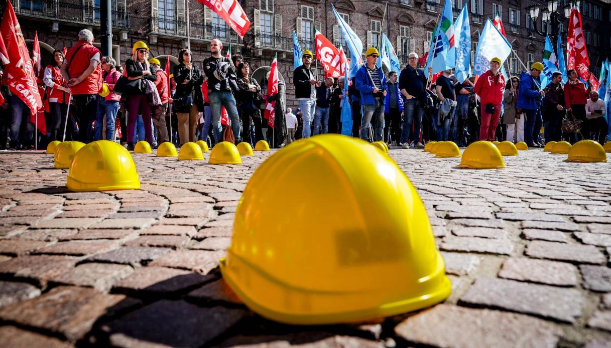 https://wips.plug.it/cips/notizie.virgilio.it/cms/2026/05/morti-sul-lavoro-operai.jpg