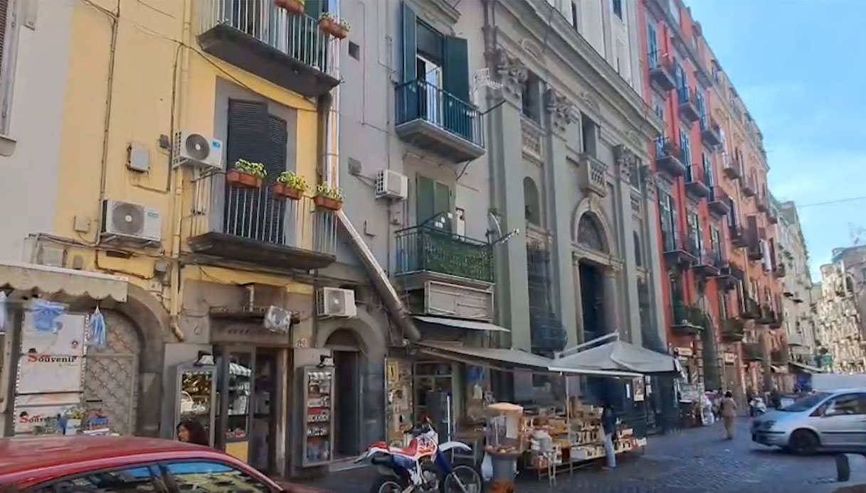 https://wips.plug.it/cips/notizie.virgilio.it/cms/2026/05/padre-figlio-accoltellato-rione-sanita-napoli.jpg