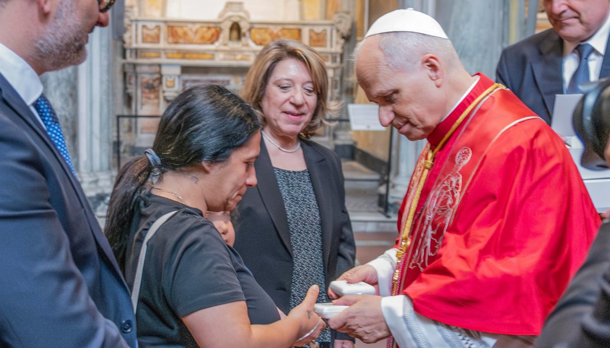 https://wips.plug.it/cips/notizie.virgilio.it/cms/2026/05/papa-leone-domenico-caliendo-patrizia-mercolino.jpg