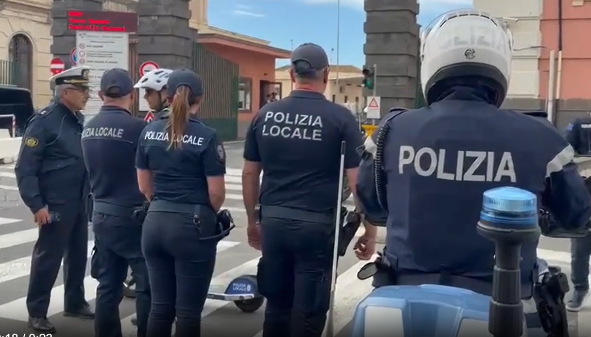 https://wips.plug.it/cips/notizie.virgilio.it/cms/2026/05/polizia-catania-croceristi.jpg