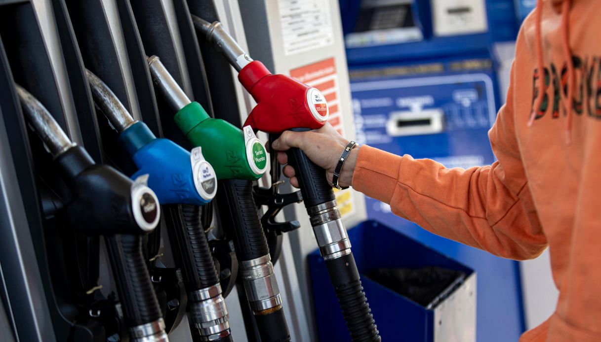 https://wips.plug.it/cips/notizie.virgilio.it/cms/2026/05/prezzo-petrolio.jpg