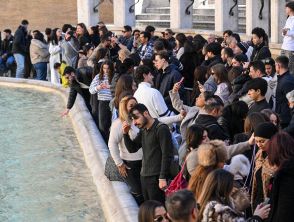 Scontro tra bande a Fontana di Trevi a Roma, persone travolte dalla folla in fuga: turiste ferite