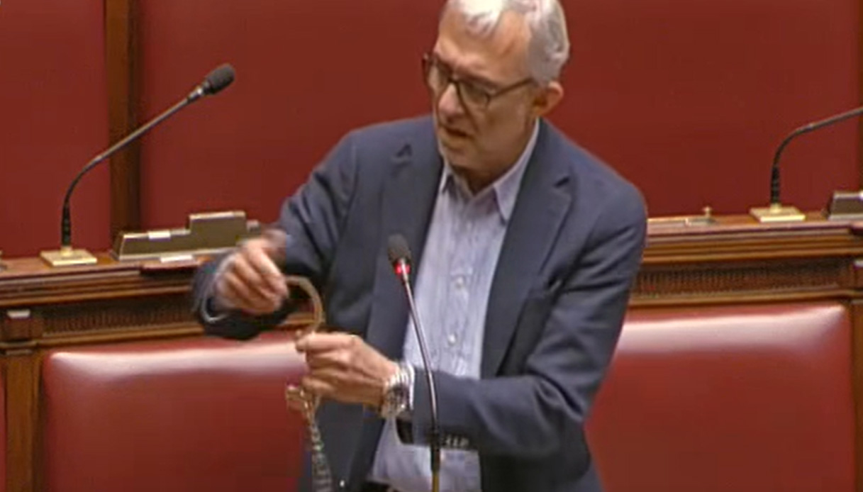 https://wips.plug.it/cips/notizie.virgilio.it/cms/2026/05/roberto-giachetti-manette-sexy-shop.jpg