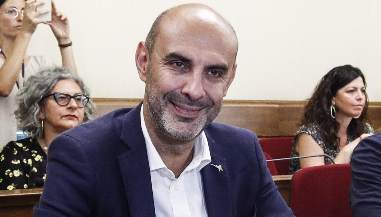 https://wips.plug.it/cips/notizie.virgilio.it/cms/2026/05/simone-pillon-famiglia-nel-bosco-1.jpg