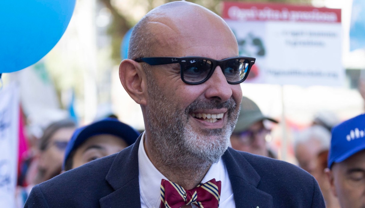 https://wips.plug.it/cips/notizie.virgilio.it/cms/2026/05/simone-pillon-famiglia-nel-bosco-avvocato.jpg