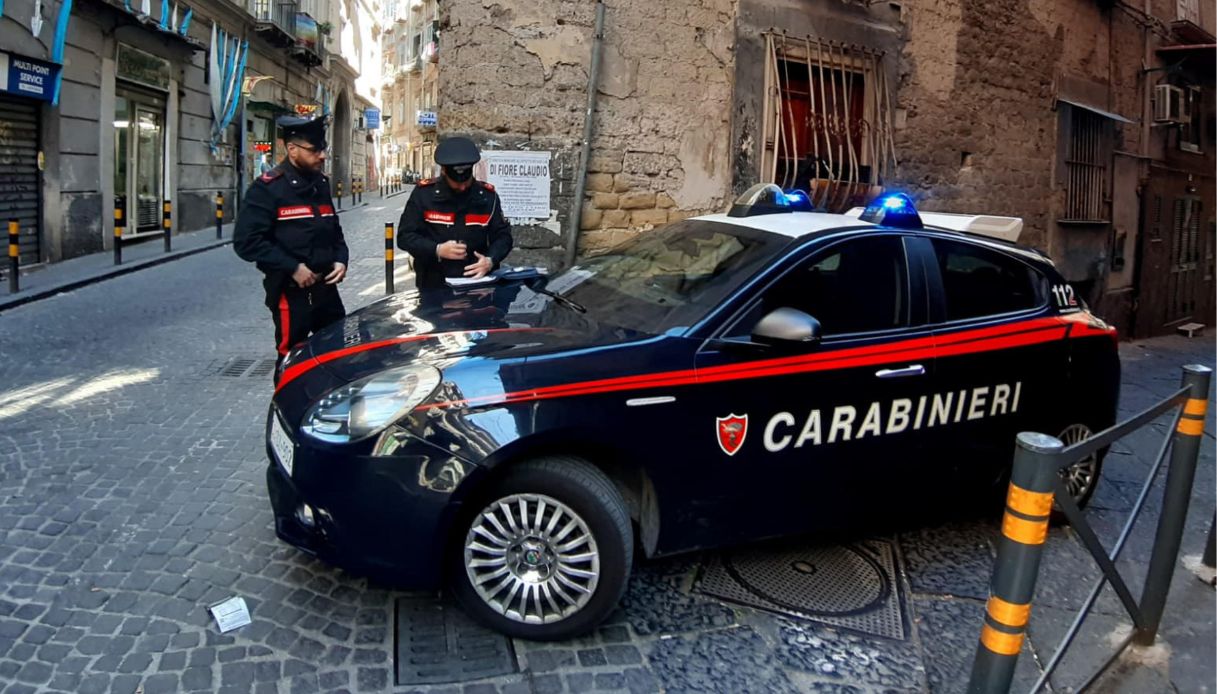 https://wips.plug.it/cips/notizie.virgilio.it/cms/2026/05/spari-napoli-quartieri-spagnoli-ragazze.jpg