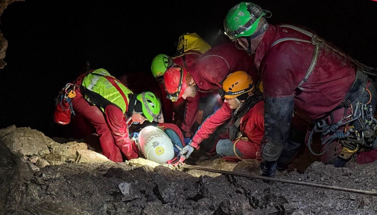 https://wips.plug.it/cips/notizie.virgilio.it/cms/2026/05/speleologo-grotta.jpg