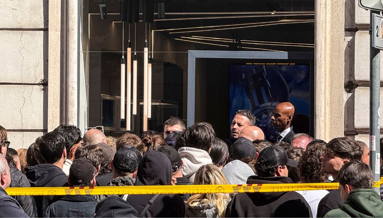 a milano tafferugli e lanci di sedie per il nuovo orologio swatch x audemars piguet cos 232 e quanto costa da Virgilio.it a milano tafferugli e lanci di sedie per il nuovo orologio swatch x audemars piguet cos 232 e quanto costa