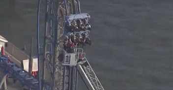 Montagne russe ferme a 30 metri dal suolo, panico al luna park