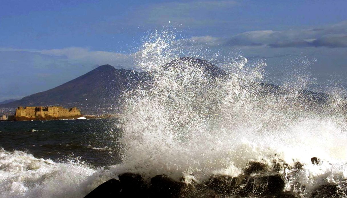 https://wips.plug.it/cips/notizie.virgilio.it/cms/2026/05/traghetto-napoli-capri.jpg