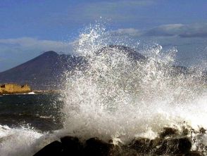 Paura sul traghetto Vesuvio Jet tra Napoli e Capri, scoppiano i finestrini per il mare forza 4