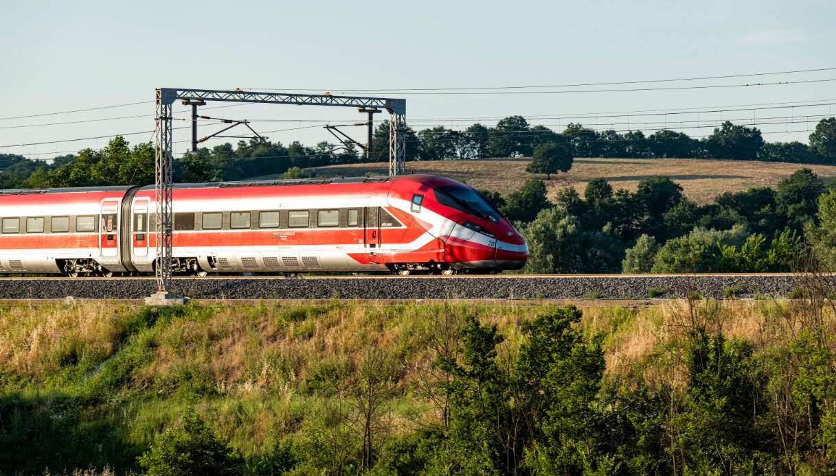 https://wips.plug.it/cips/notizie.virgilio.it/cms/2026/05/treno-frecciarossa-bloccato-montesilvano-abruzzo-guasto.jpg