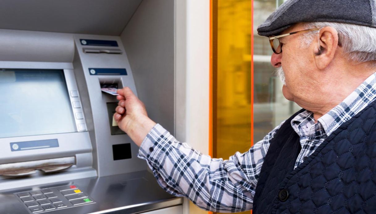 https://wips.plug.it/cips/notizie.virgilio.it/cms/2026/05/truffa-bancomat-ricevuta.jpg