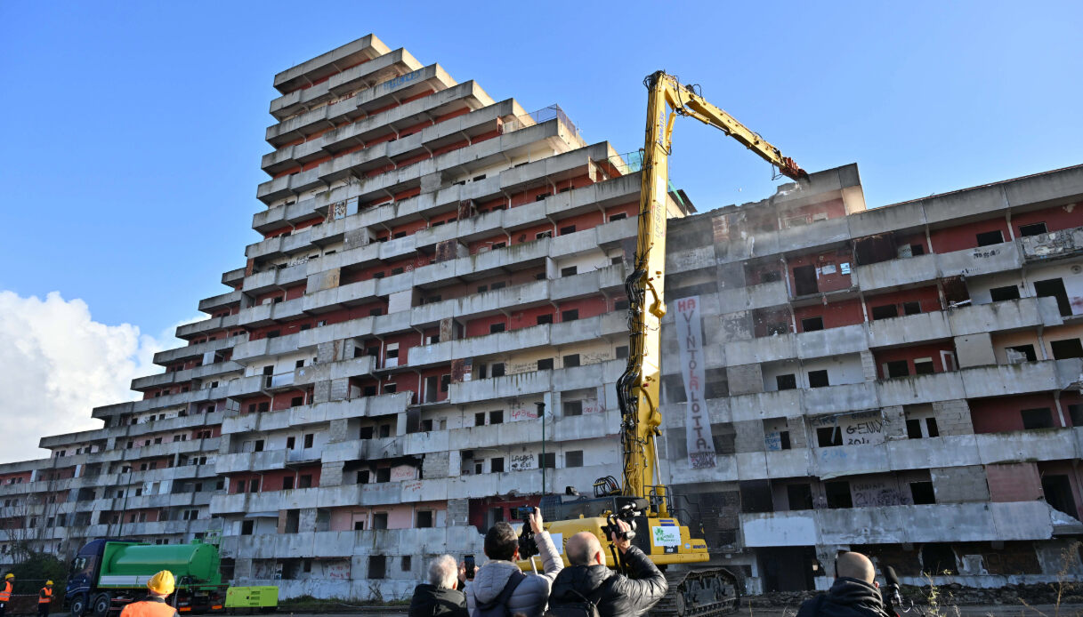 https://wips.plug.it/cips/notizie.virgilio.it/cms/2026/05/vela-rossa-scampia-crollo.jpg