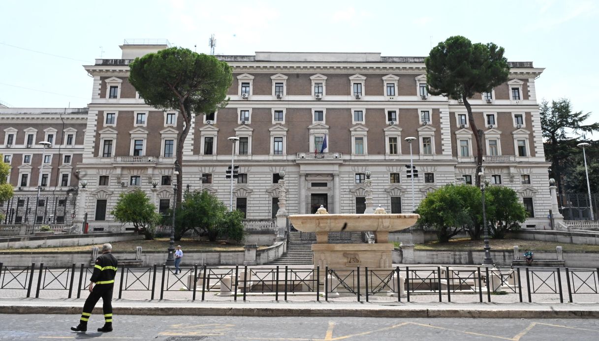 suicidio al viminale morto dipendente del ministero dell interno s 232 buttato dal 4176 piano nessun biglietto da Virgilio.it suicidio al viminale morto dipendente del ministero dell interno s 232 buttato dal 4176 piano nessun biglietto
