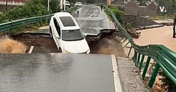 Alluvioni in Cina, crolla un ponte: l’auto finisce nel fiume