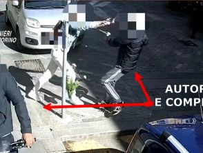 Torino, strappa la collanina d'oro a una 73enne ma lei reagisce e lo fa arrestare