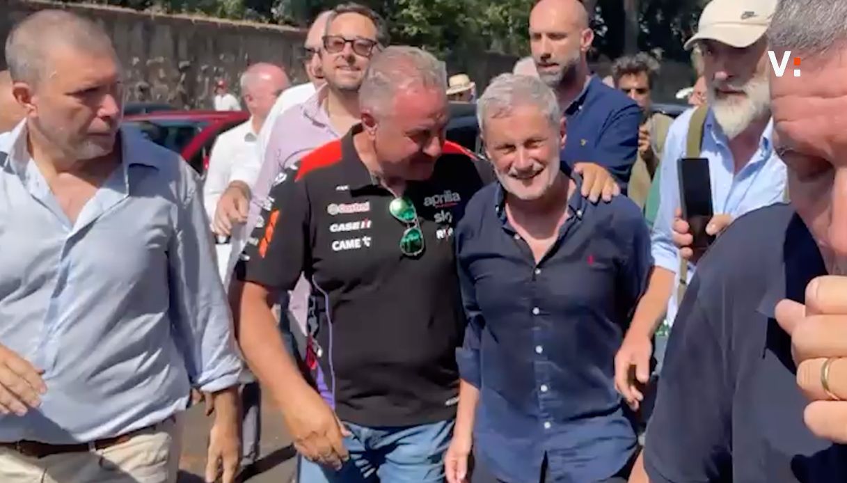 gianni alemanno ha lasciato il carcere di rebibbia a roma esco da innocente le prime immagini da Virgilio.it gianni alemanno ha lasciato il carcere di rebibbia a roma esco da innocente le prime immagini