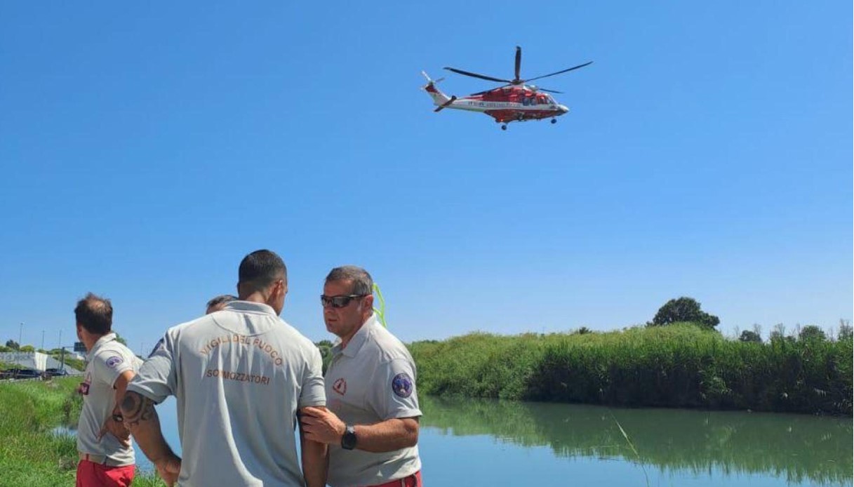 Auto finisce nel fiume Sile a Jesolo, morto un ragazzo di 24 anni: i passanti si erano tuffati per salvarlo