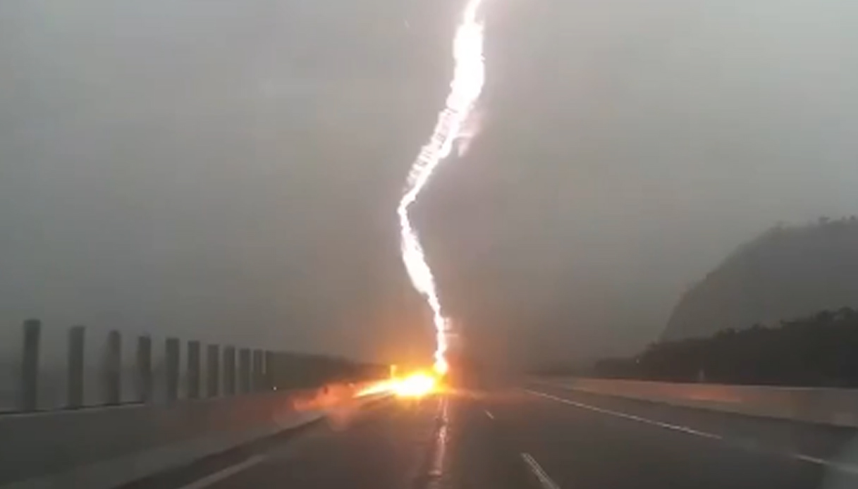 https://wips.plug.it/cips/notizie.virgilio.it/cms/2026/06/auto-fulmine-autostrada-zhuhai-cina-video.jpg