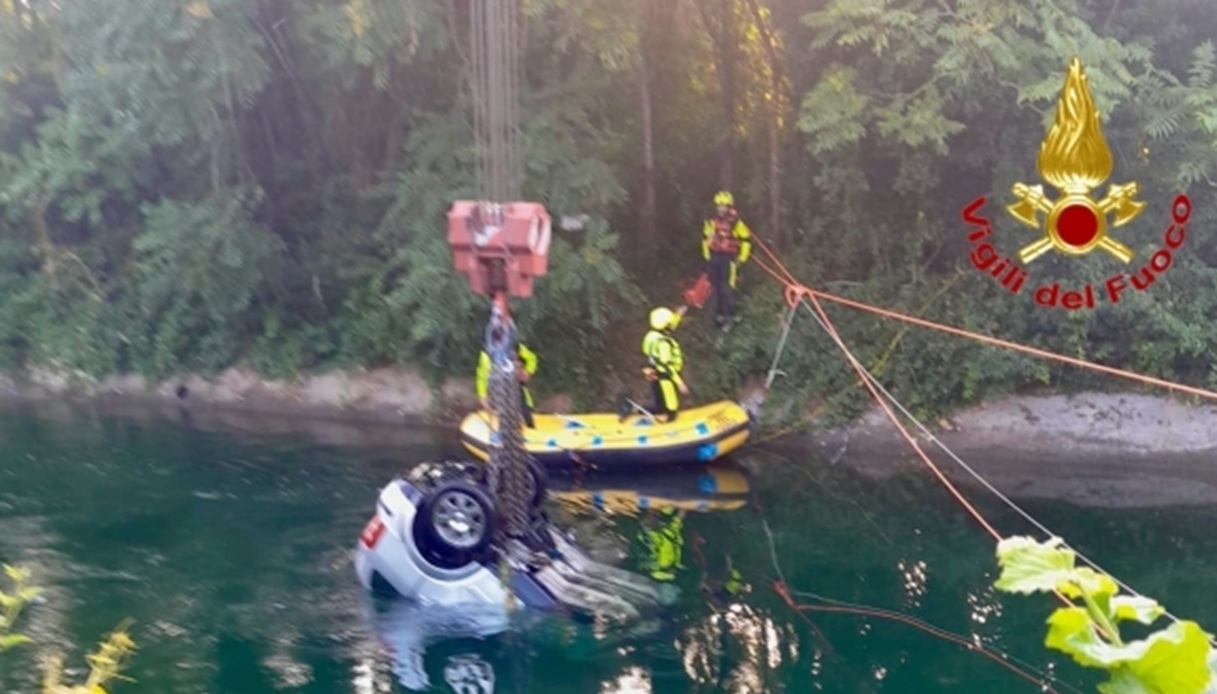 https://wips.plug.it/cips/notizie.virgilio.it/cms/2026/06/auto-senago-canale-villoresi-morti-feriti.jpg