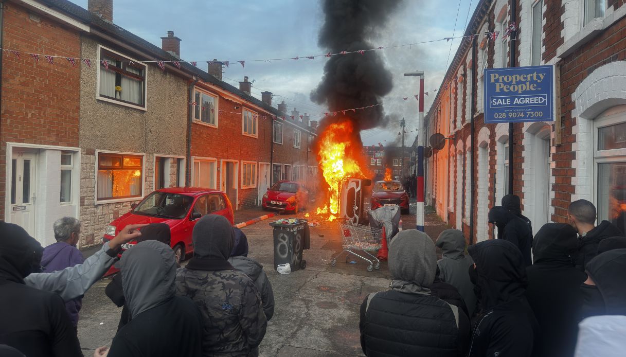 https://wips.plug.it/cips/notizie.virgilio.it/cms/2026/06/belfast-proteste-attentato-sudanese.jpg