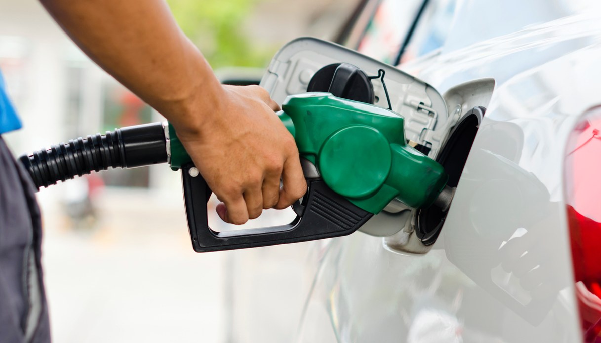 https://wips.plug.it/cips/notizie.virgilio.it/cms/2026/06/benzina-gasolio-slovenia.jpg