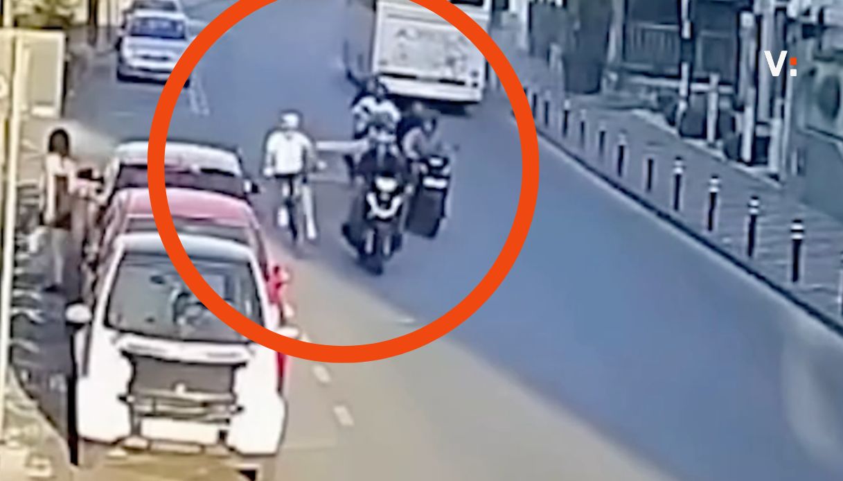 Pompei, anziano in bicicletta spinto a terra da giovani in scooter: caccia ai responsabili dopo il video