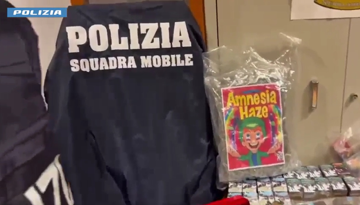 Padre e figlio arrestati a Campagnano, avevano in casa 42 kg di droga: il video del blitz