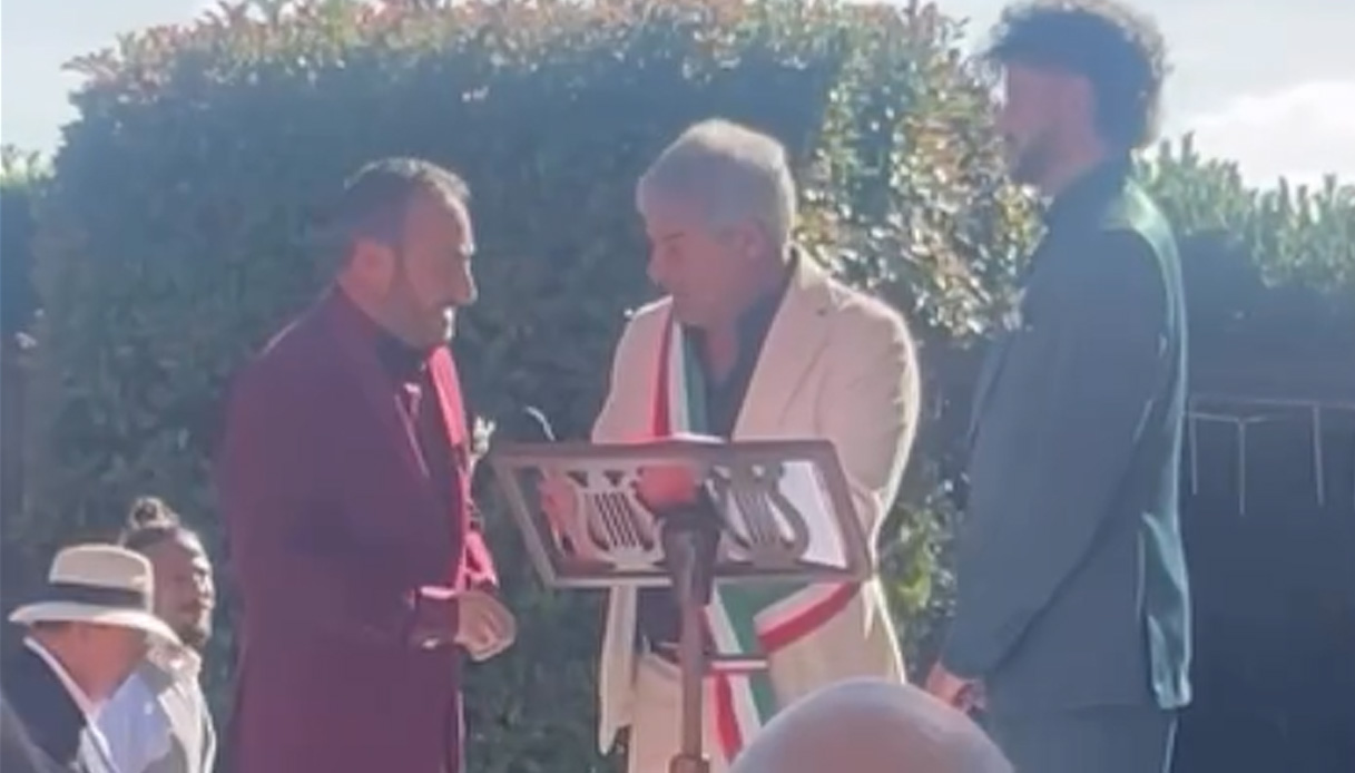 https://wips.plug.it/cips/notizie.virgilio.it/cms/2026/06/claudio-insegno-stefano-minotti-pino-matrimonio.jpg
