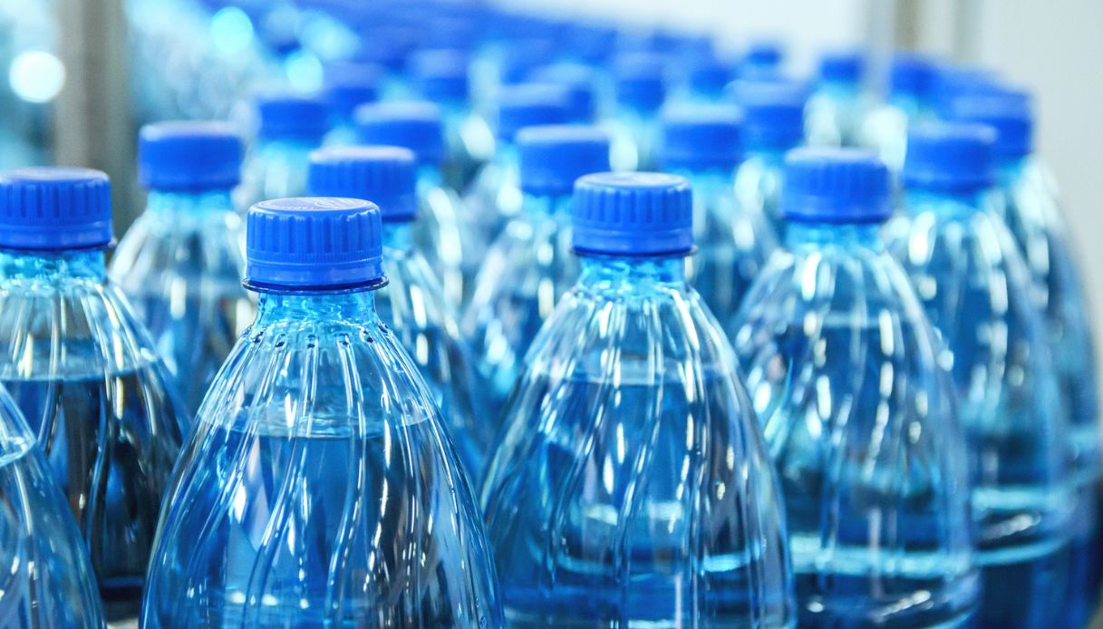 https://wips.plug.it/cips/notizie.virgilio.it/cms/2026/06/confezioni-acqua.jpg
