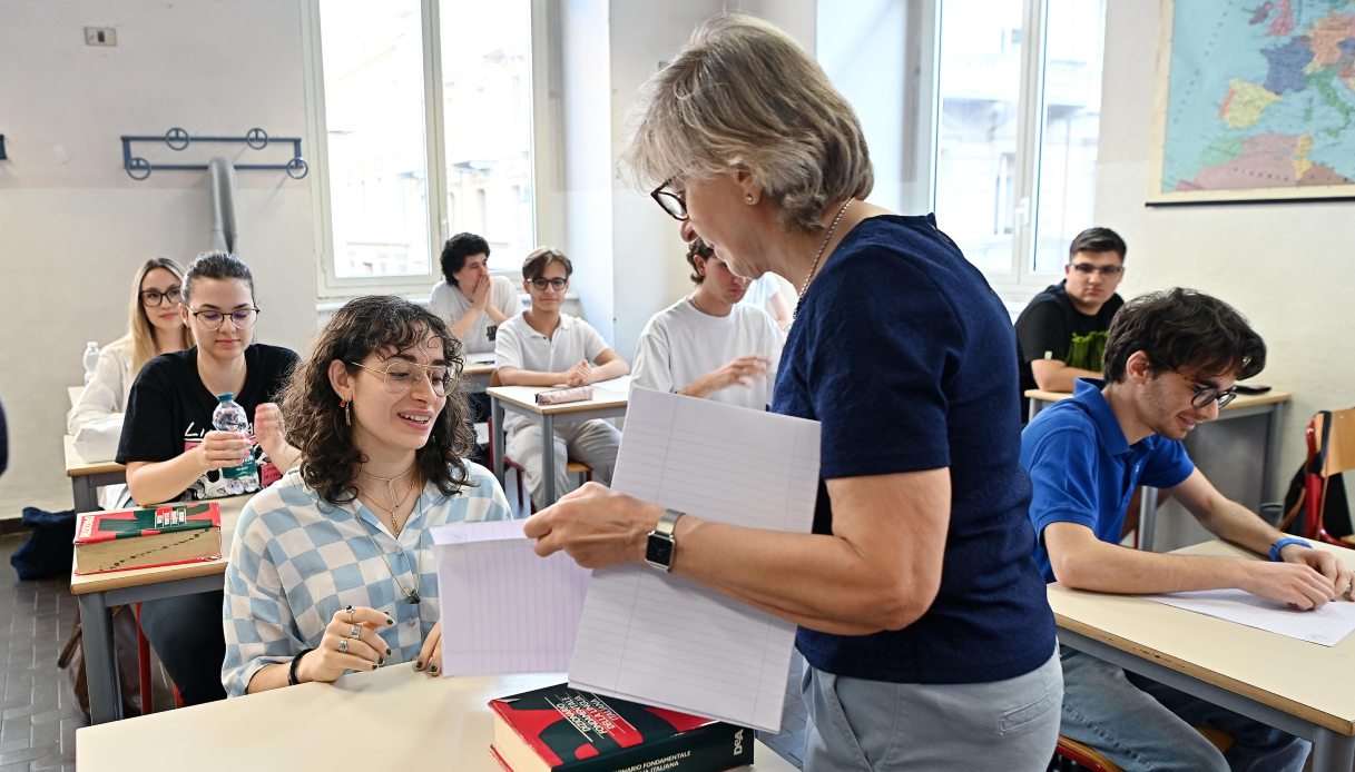 https://wips.plug.it/cips/notizie.virgilio.it/cms/2026/06/contratto-scuola-docenti-ata.jpg