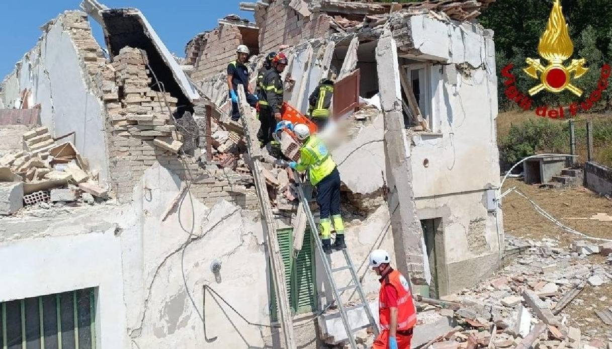 Fuga di gas provoca l'esplosione e il crollo di una palazzina a Rosora: estratto vivo un uomo di 54 anni