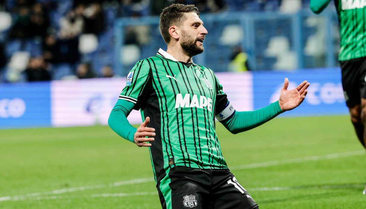 Domenico Berardi soccorre ciclista a Forte dei Marmi sul lungomare, "a terra insanguinato, s'è fermato subito"