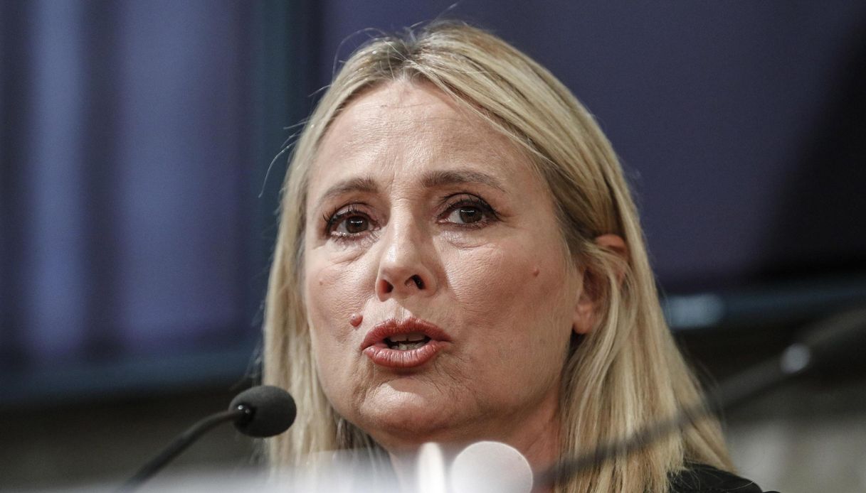 https://wips.plug.it/cips/notizie.virgilio.it/cms/2026/06/federica-sciarelli-lascia-chi-l-ha-visto-rai-eleonora-daniele-giletti.jpg